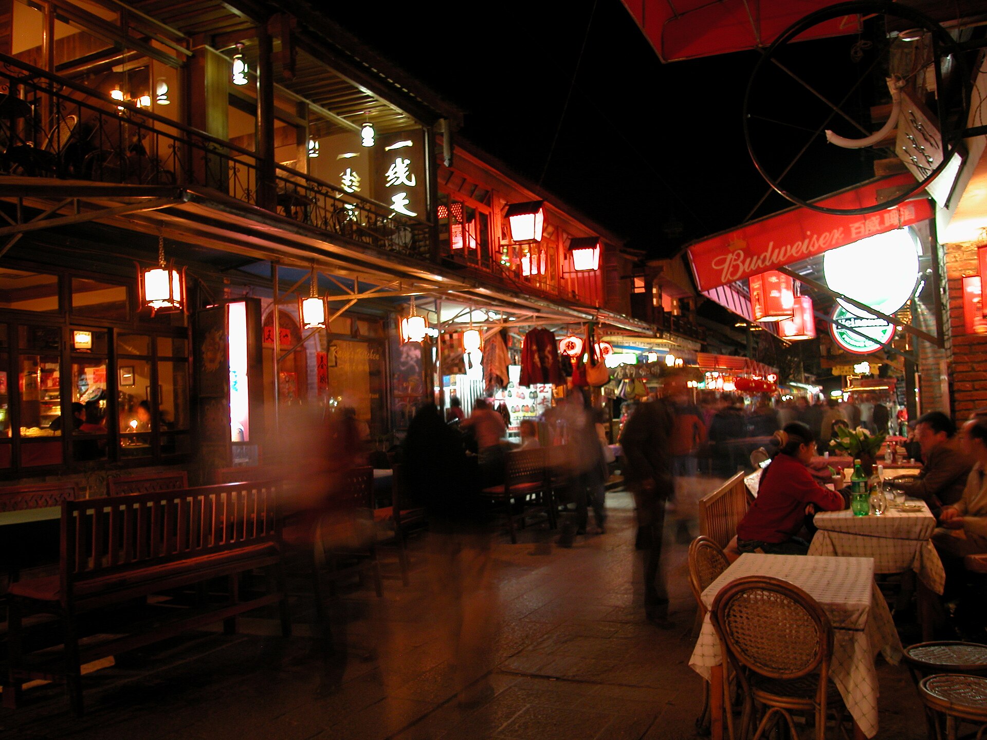 Lantern-lit terrace tables along Foreigner Street (Huguo Road) in Dali Old Town at night