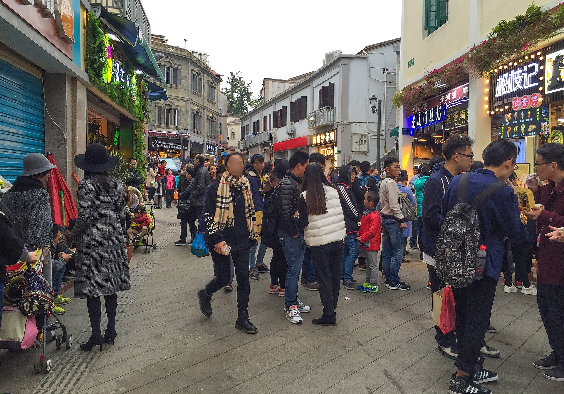Crowds browsing food shops along Longtou Road on Gulangyu, Xiamen